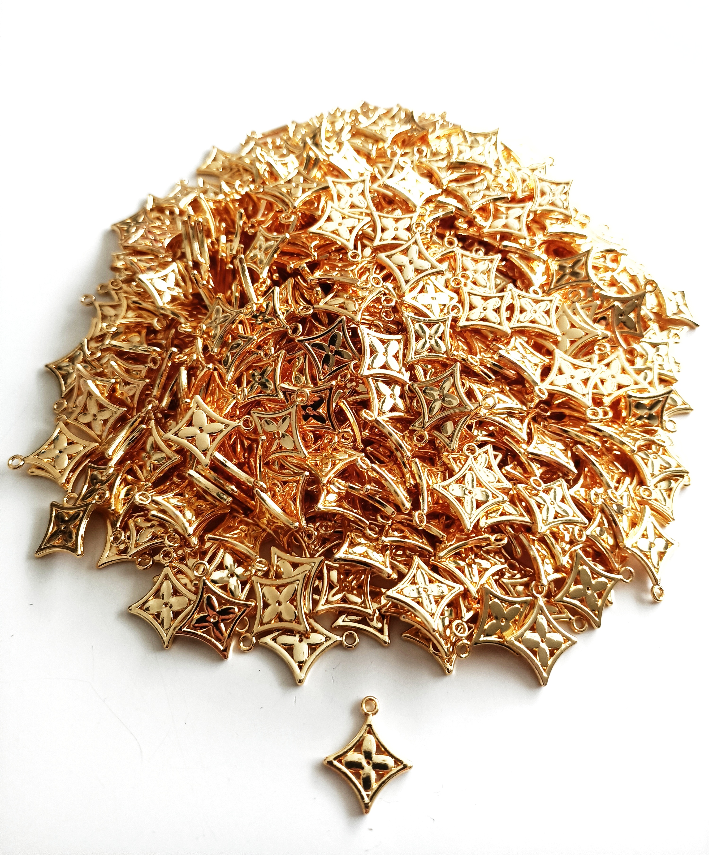 Gold LV Çerçeveli Çiçek Takı Ucu